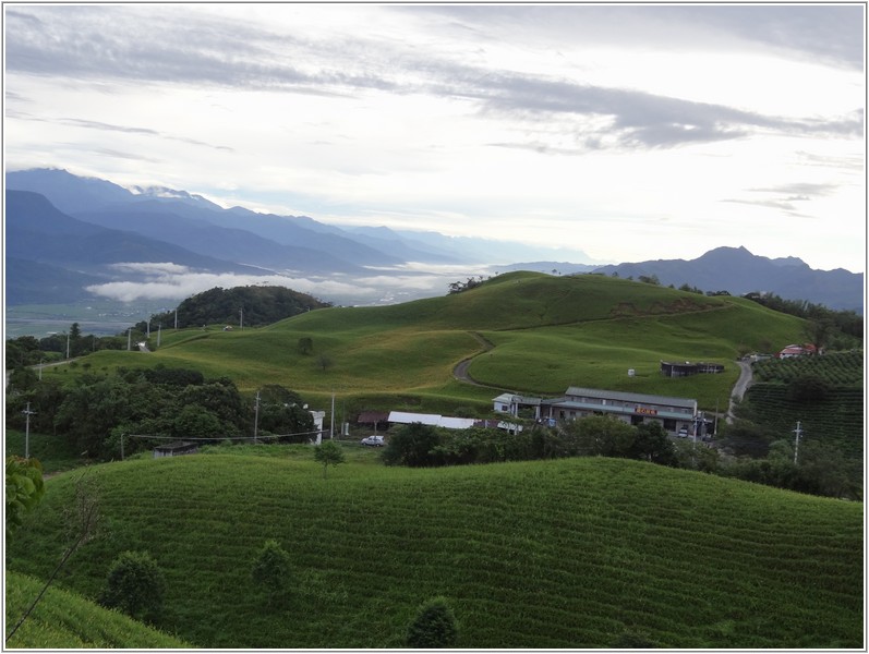 2013-08-13 06-20-28晨曦中恬靜的六十石山.JPG